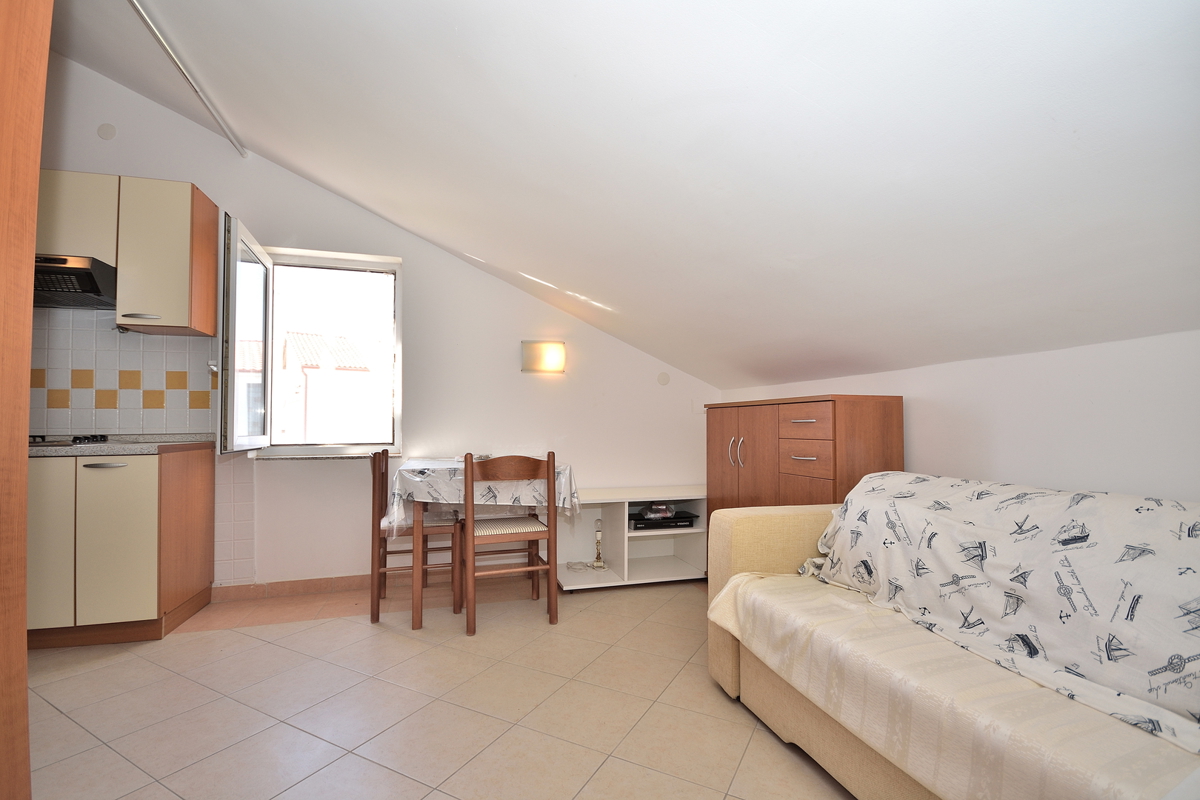 Vodice, Srima - troetažno stanovanje 450 m od plaže