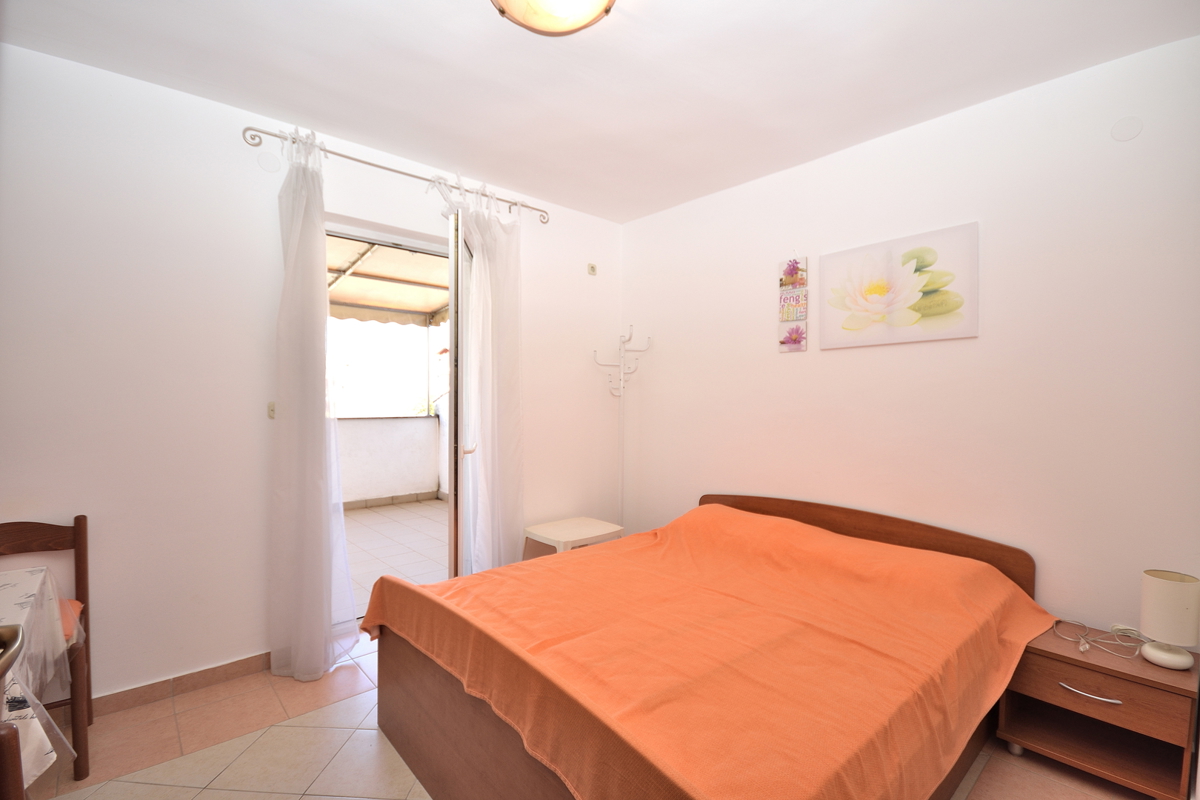 Vodice, Srima - troetažno stanovanje 450 m od plaže