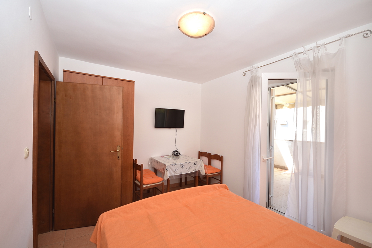 Vodice, Srima - troetažno stanovanje 450 m od plaže