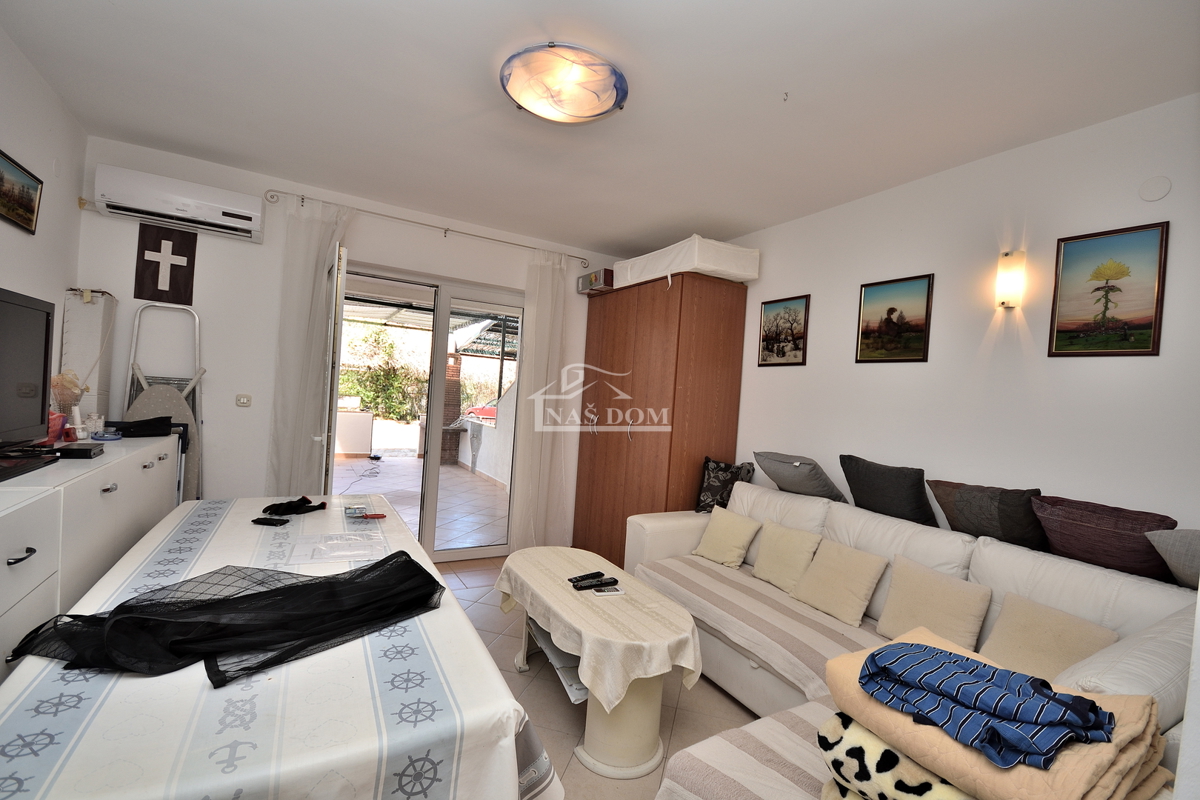 Vodice, Srima - troetažno stanovanje 450 m od plaže