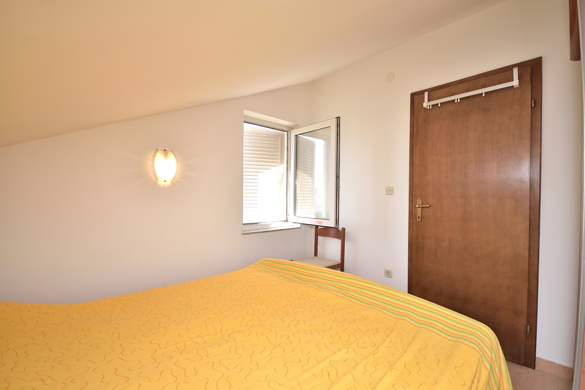 Vodice, Srima - troetažno stanovanje 450 m od plaže