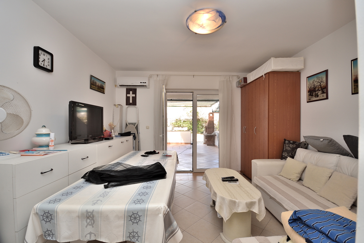 Vodice, Srima - troetažno stanovanje 450 m od plaže