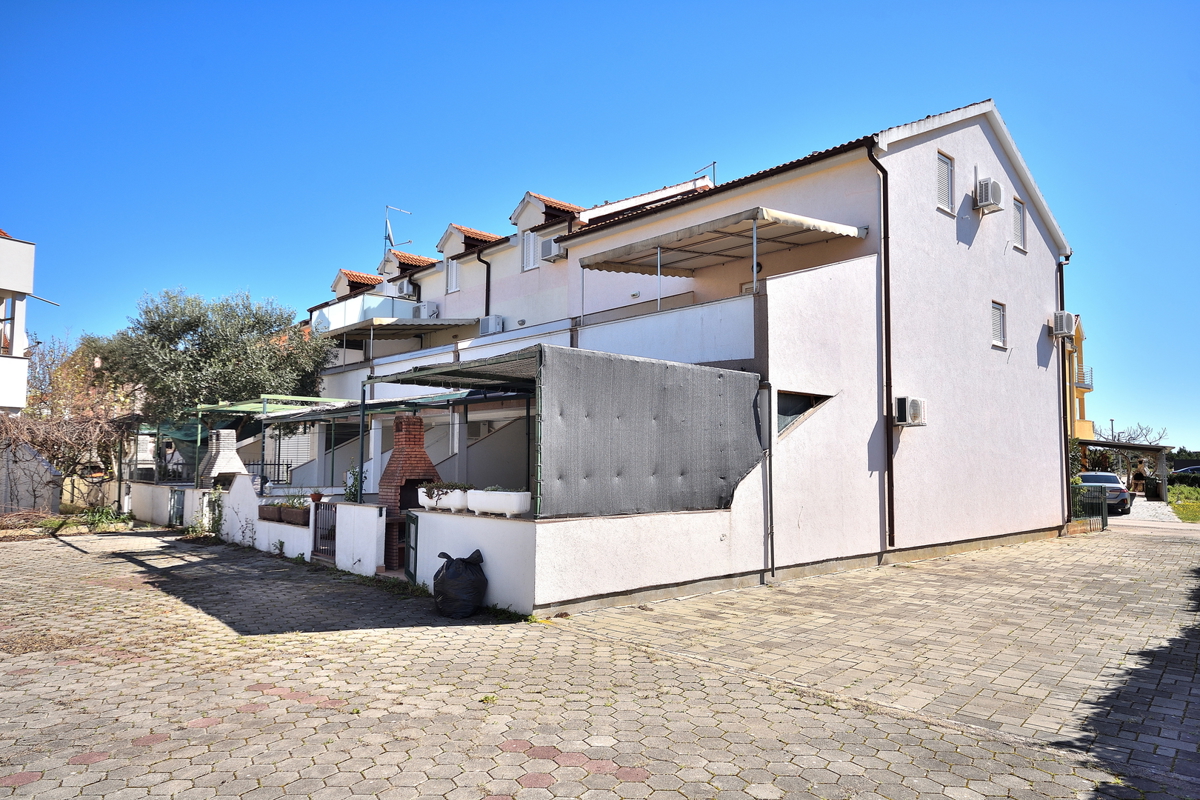 Vodice, Srima - troetažno stanovanje 450 m od plaže
