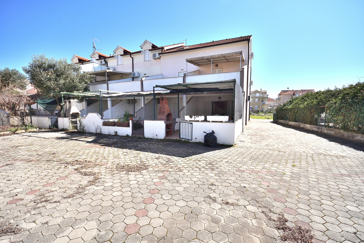 Vodice, Srima - troetažno stanovanje 450 m od plaže