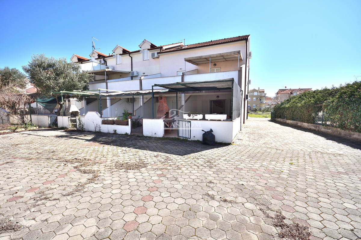 Vodice, Srima - troetažno stanovanje 450 m od plaže
