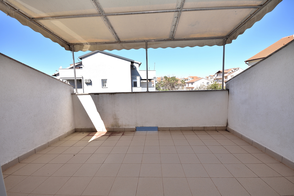 Vodice, Srima - troetažno stanovanje 450 m od plaže
