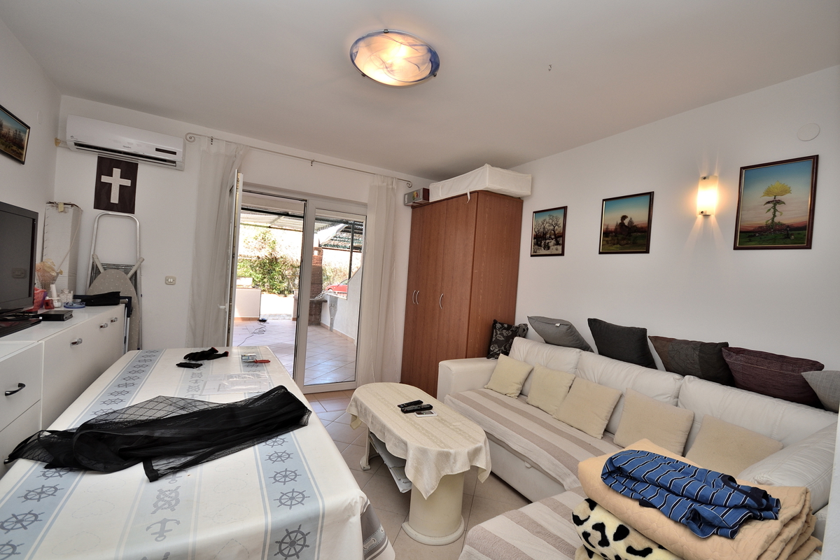 Vodice, Srima - troetažno stanovanje 450 m od plaže