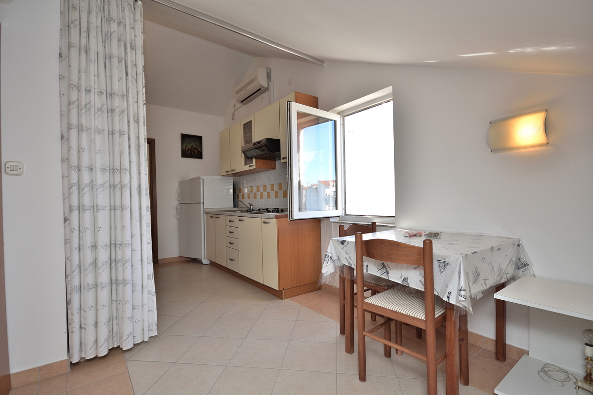 Vodice, Srima - troetažno stanovanje 450 m od plaže