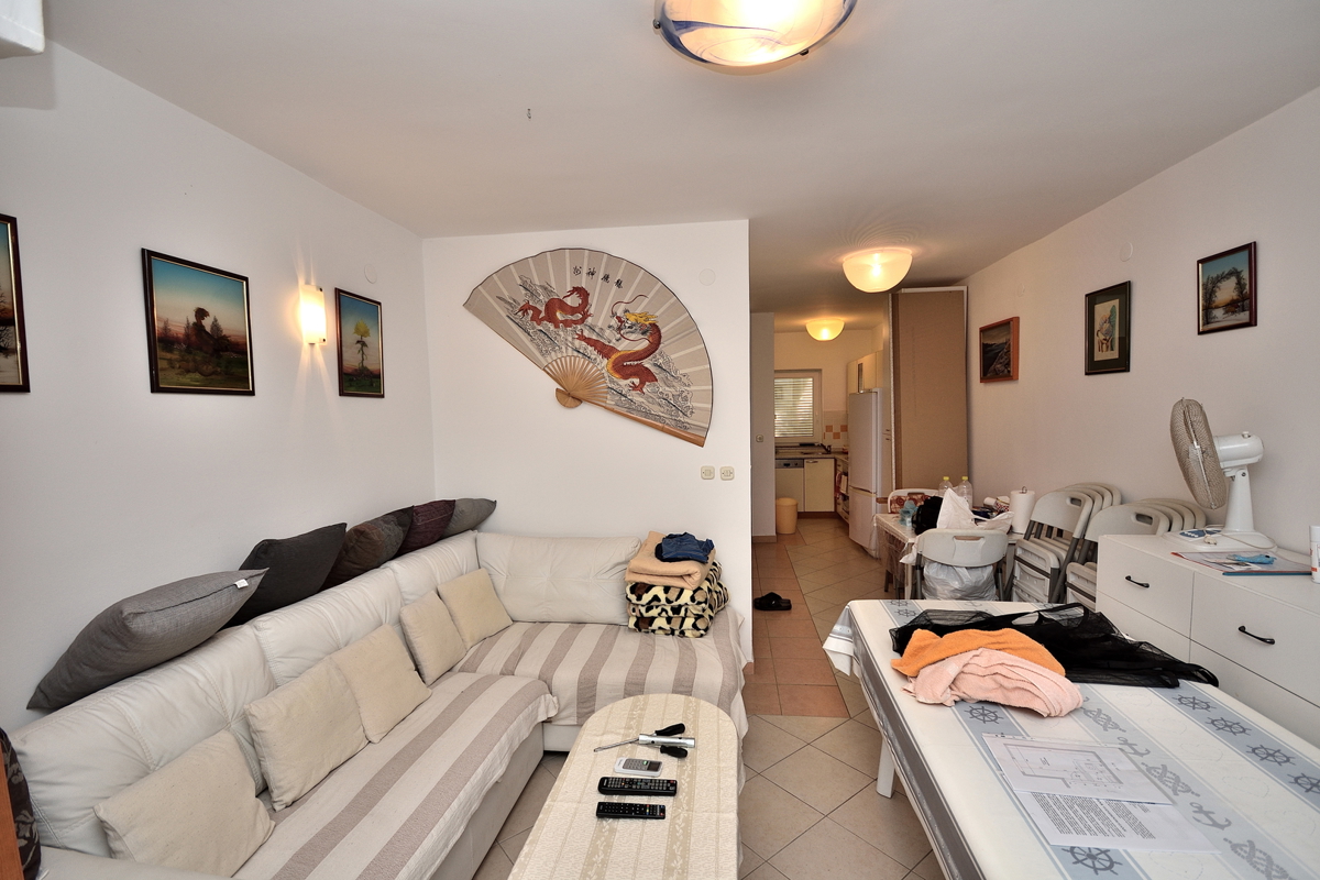 Vodice, Srima - troetažno stanovanje 450 m od plaže