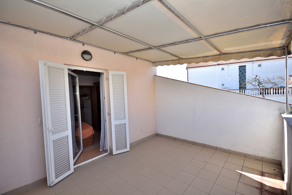 Vodice, Srima - troetažno stanovanje 450 m od plaže