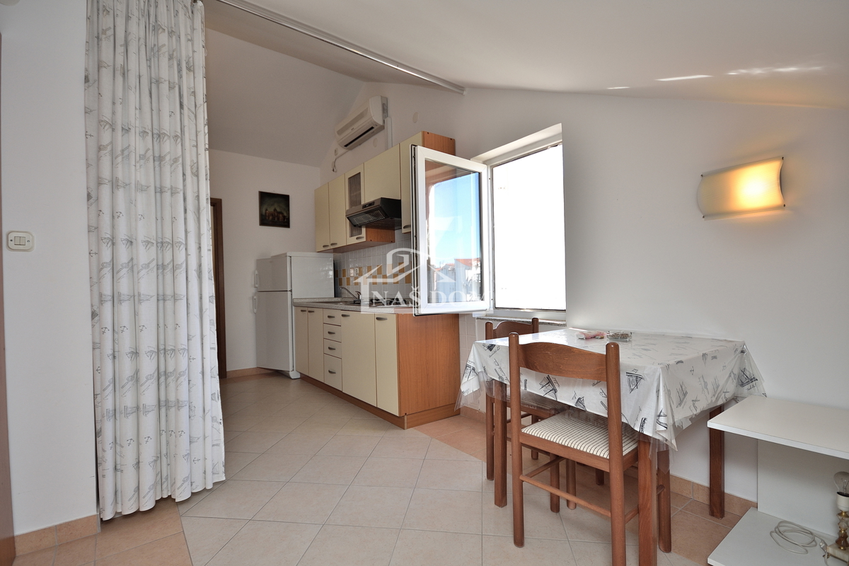 Vodice, Srima - troetažno stanovanje 450 m od plaže