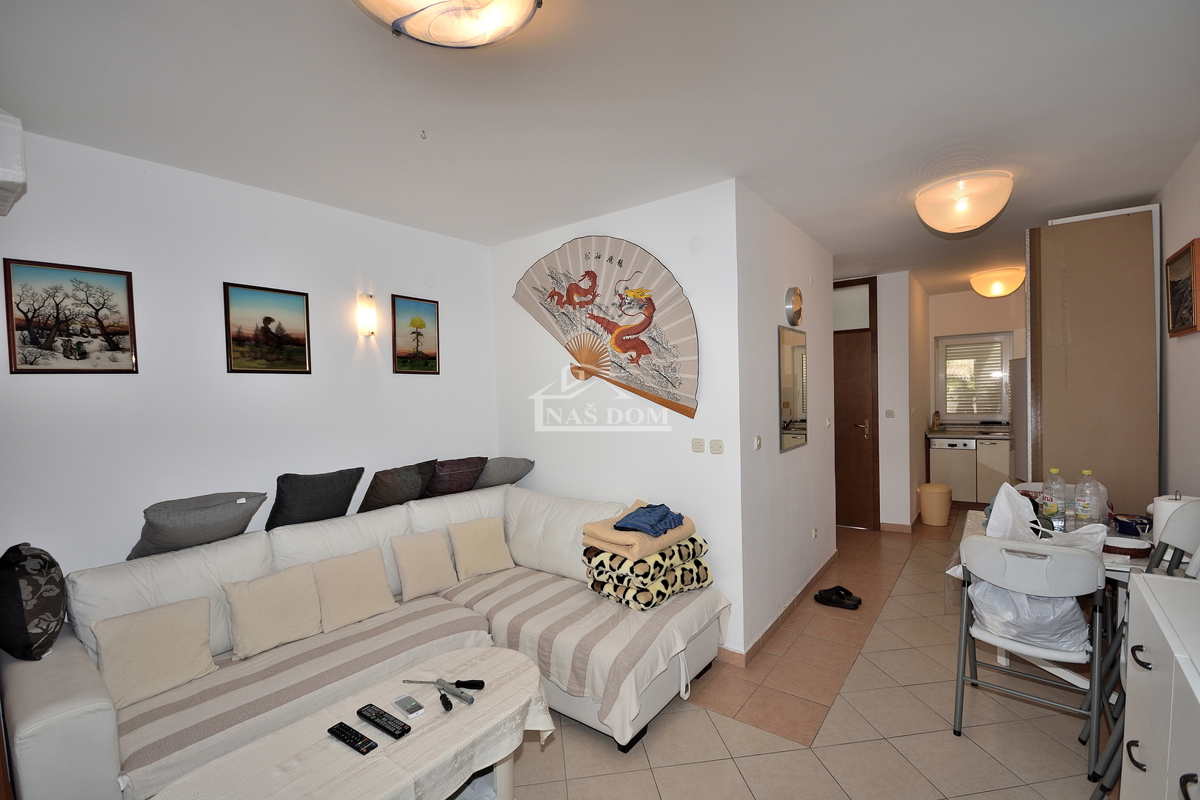 Vodice, Srima - troetažno stanovanje 450 m od plaže