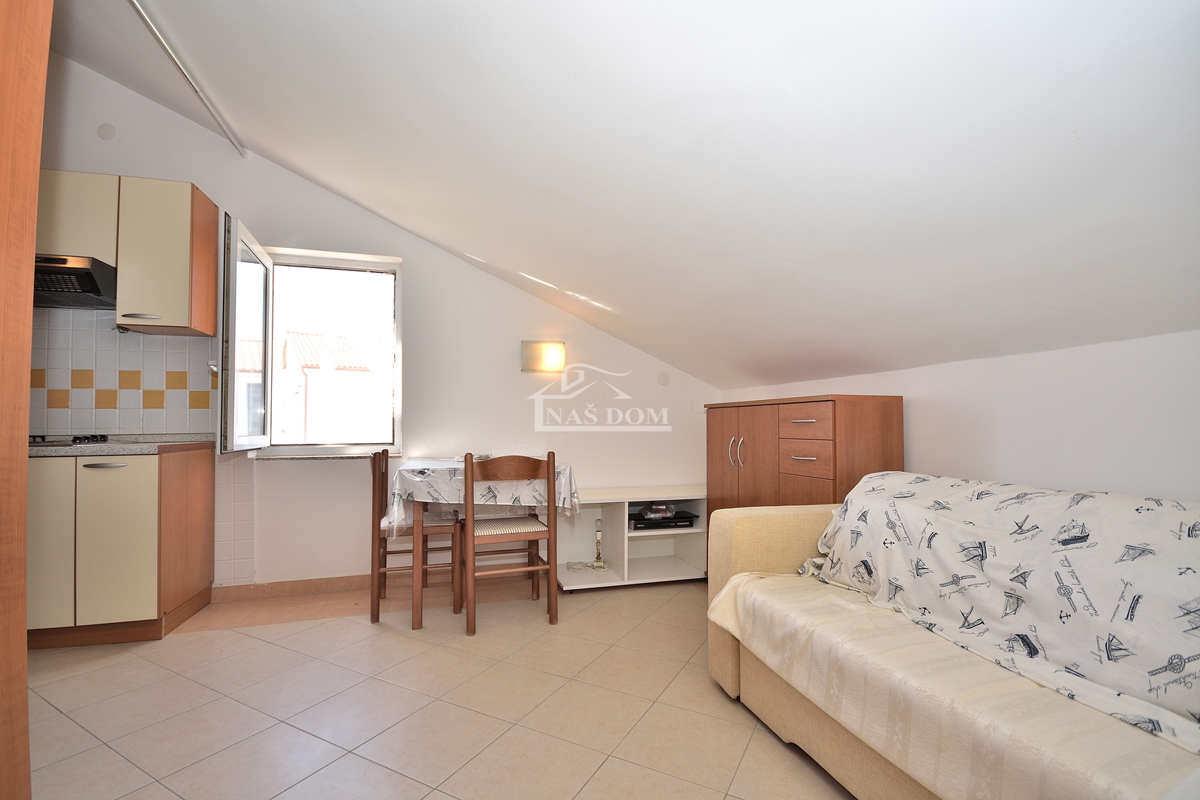 Vodice, Srima - troetažno stanovanje 450 m od plaže