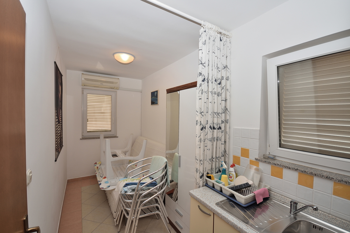 Vodice, Srima - troetažno stanovanje 450 m od plaže