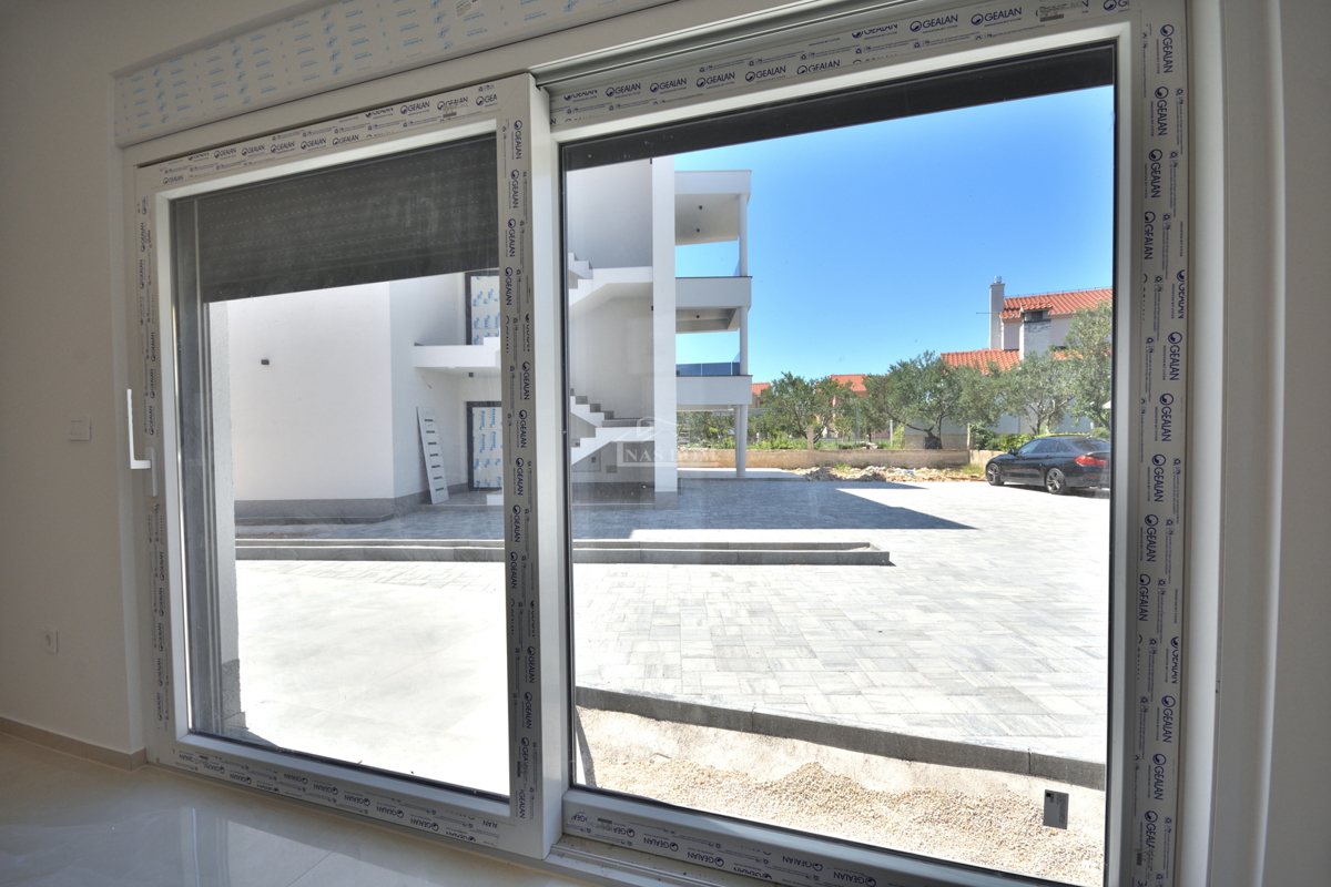 Vodice - Luksuzno stanovanje S1 z vrtom, mirna lega