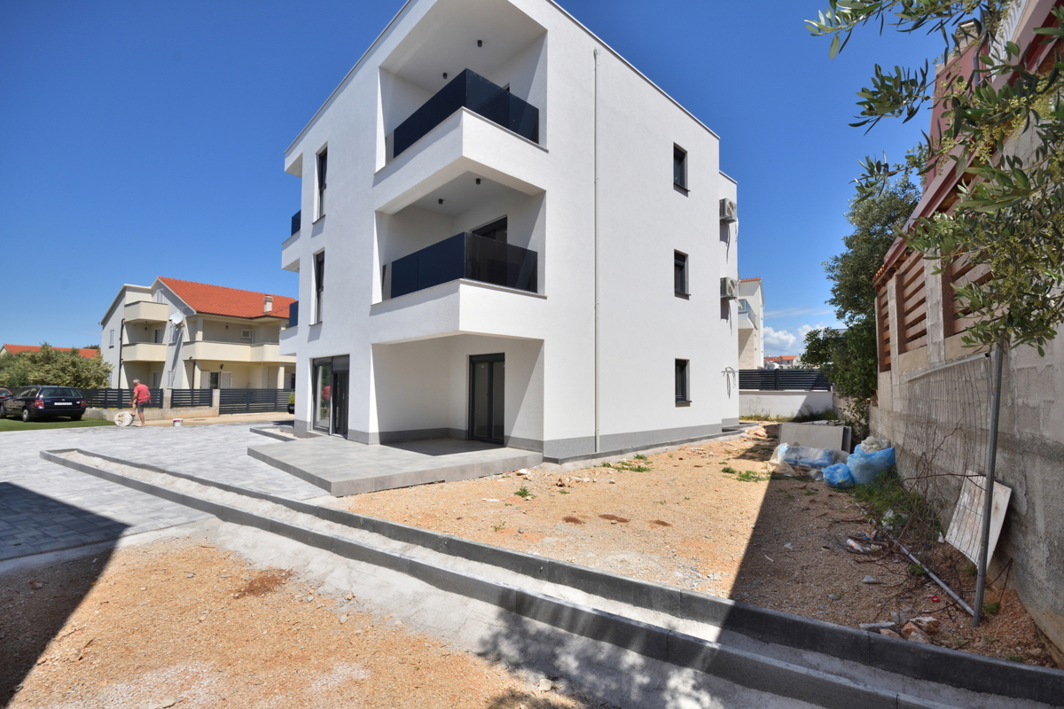 Vodice - Luksuzno stanovanje S1 z vrtom, mirna lega