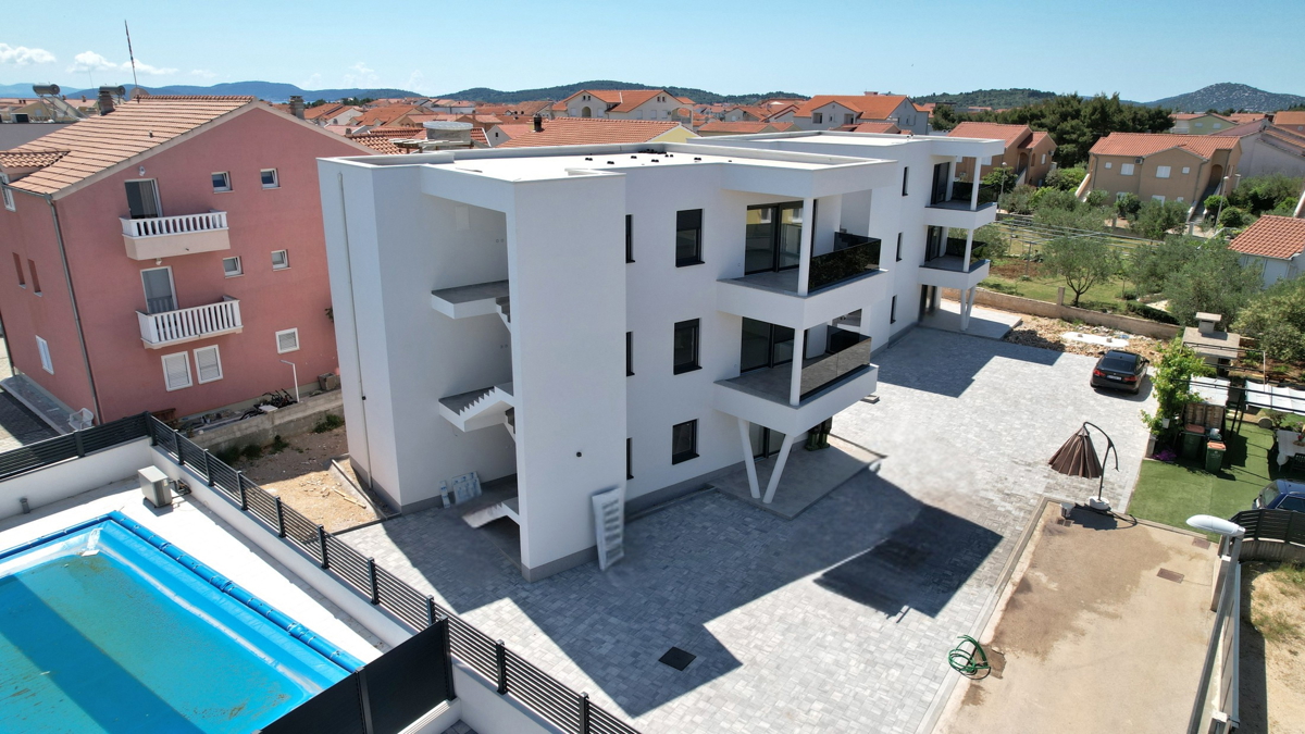Vodice - Luksuzno stanovanje S1 z vrtom, mirna lega