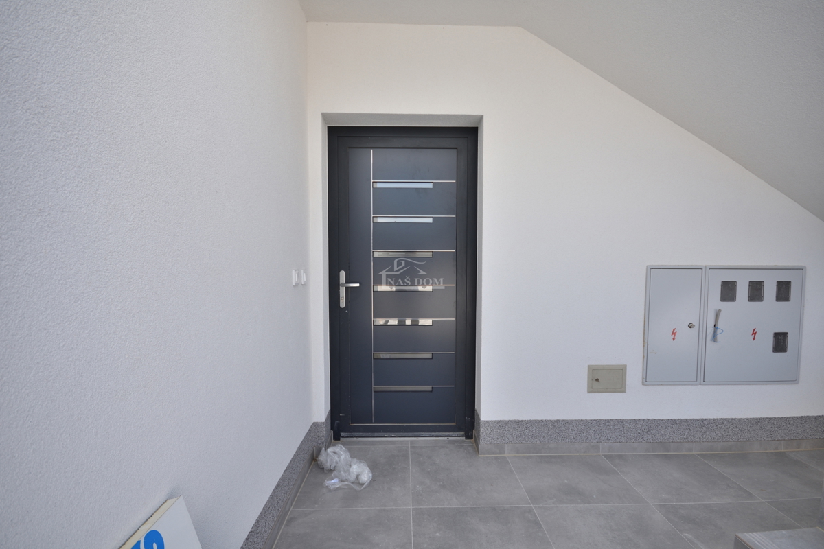 Vodice - Luksuzno stanovanje S1 z vrtom, mirna lega