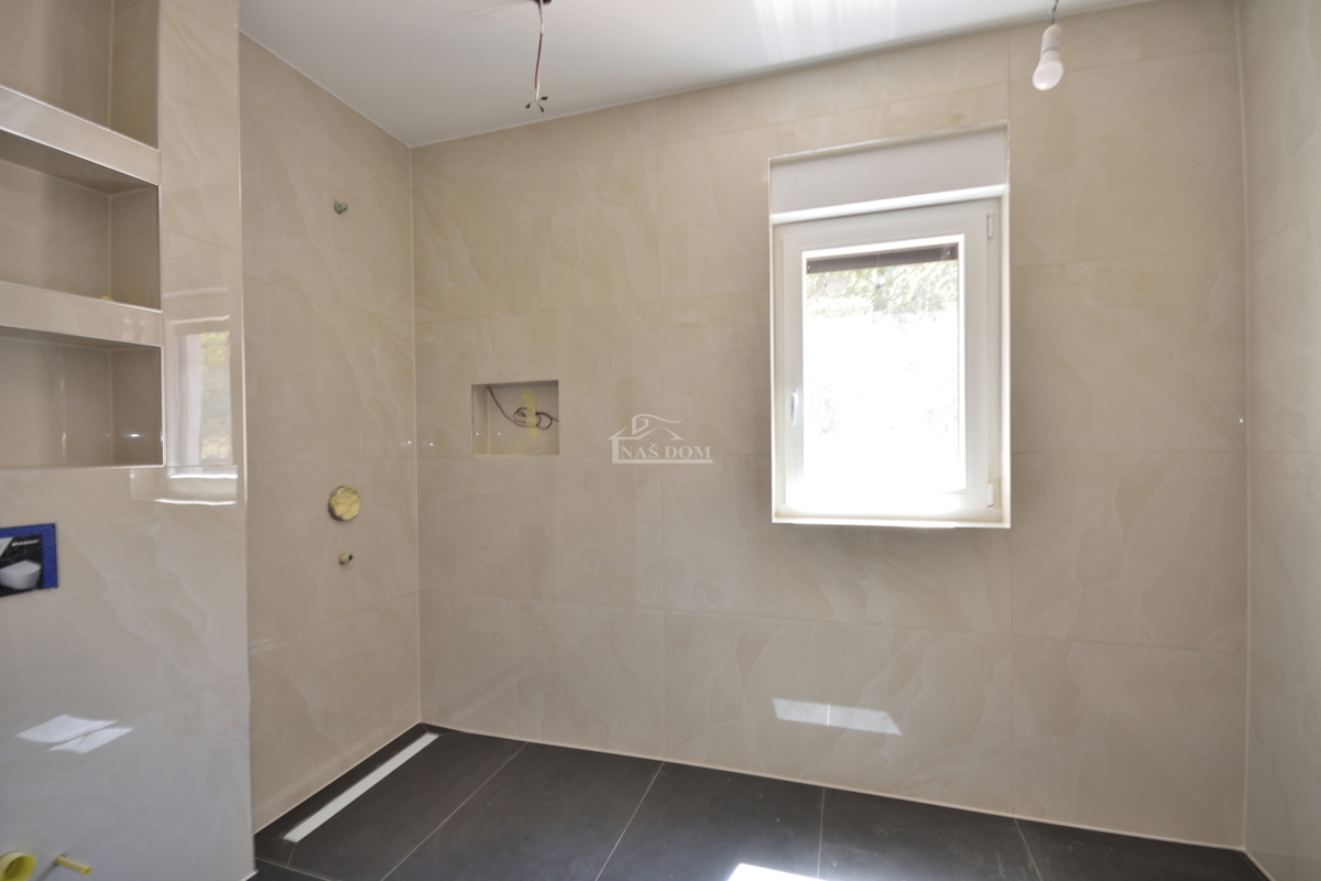 Vodice - Luksuzno stanovanje S1 z vrtom, mirna lega