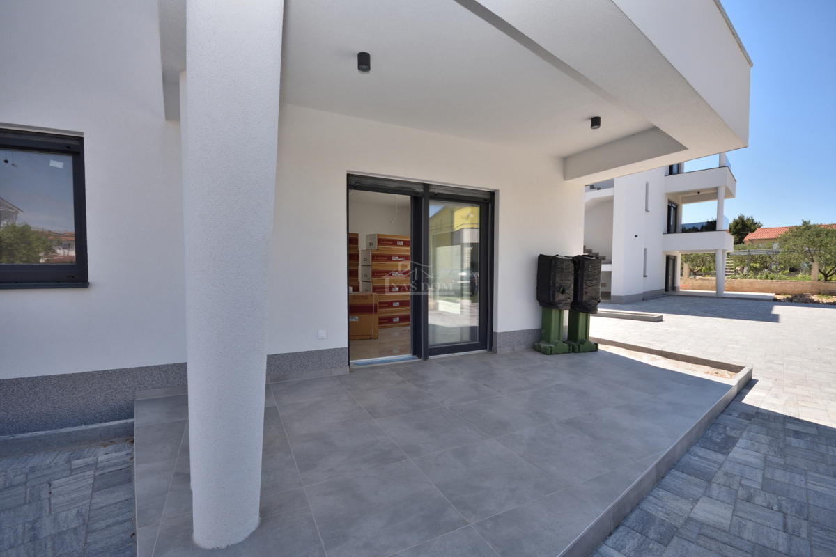 Vodice - Luksuzno stanovanje S1 z vrtom, mirna lega