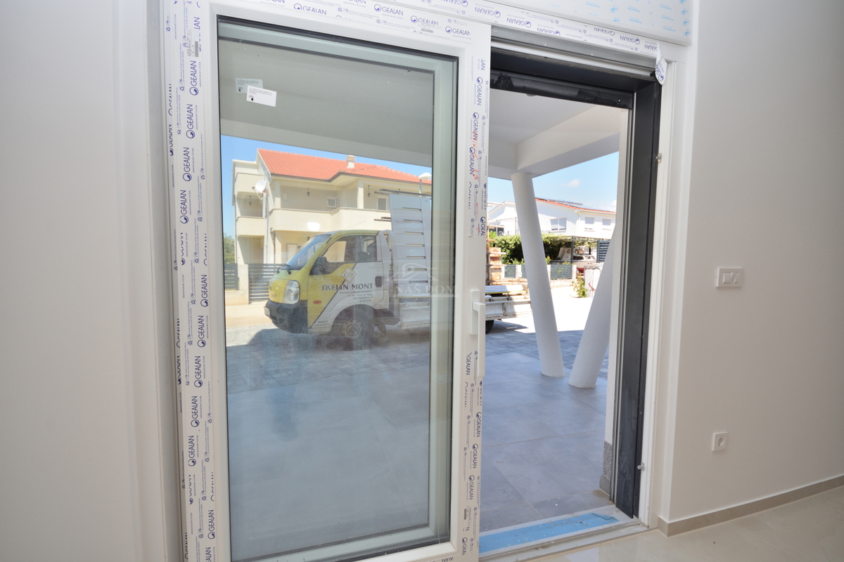 Vodice - Luksuzno stanovanje S1 z vrtom, mirna lega