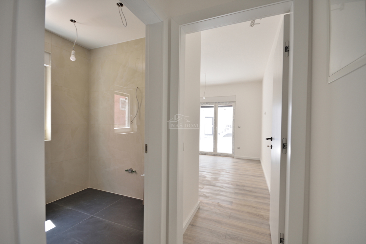 Vodice - Luksuzno stanovanje S1 z vrtom, mirna lega