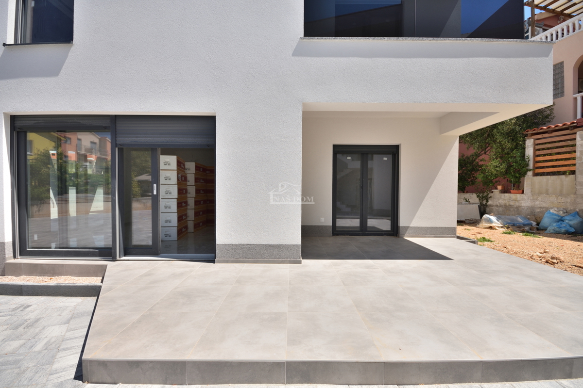 Vodice - Luksuzno stanovanje S1 z vrtom, mirna lega