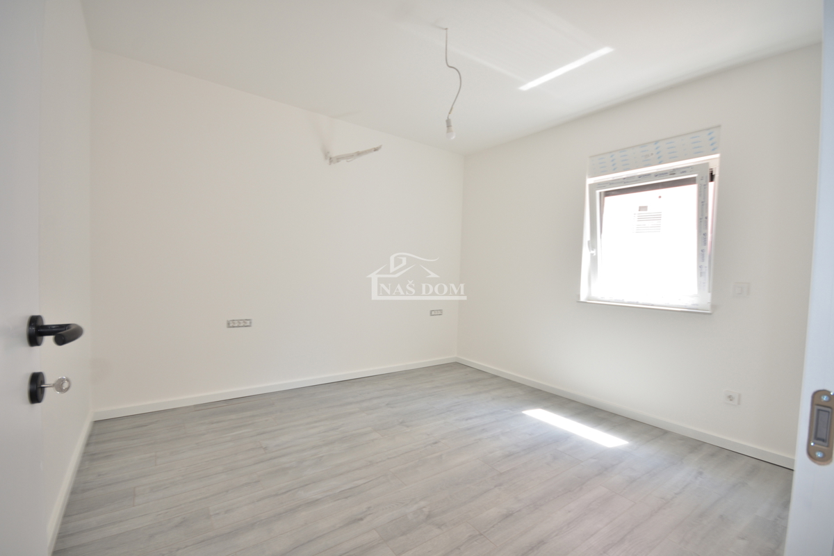 Vodice - Luksuzno stanovanje S1 z vrtom, mirna lega