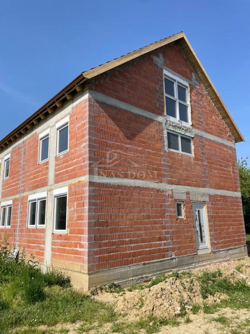 Kutina - dvojna hiša z vrtom