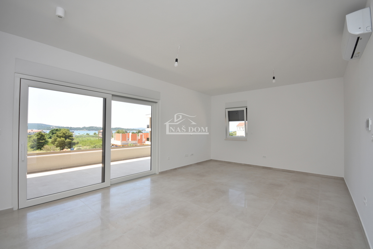 Vodice - Stanovanje S3 v prvem nadstropju z razgledom na morje, 300 m od plaže