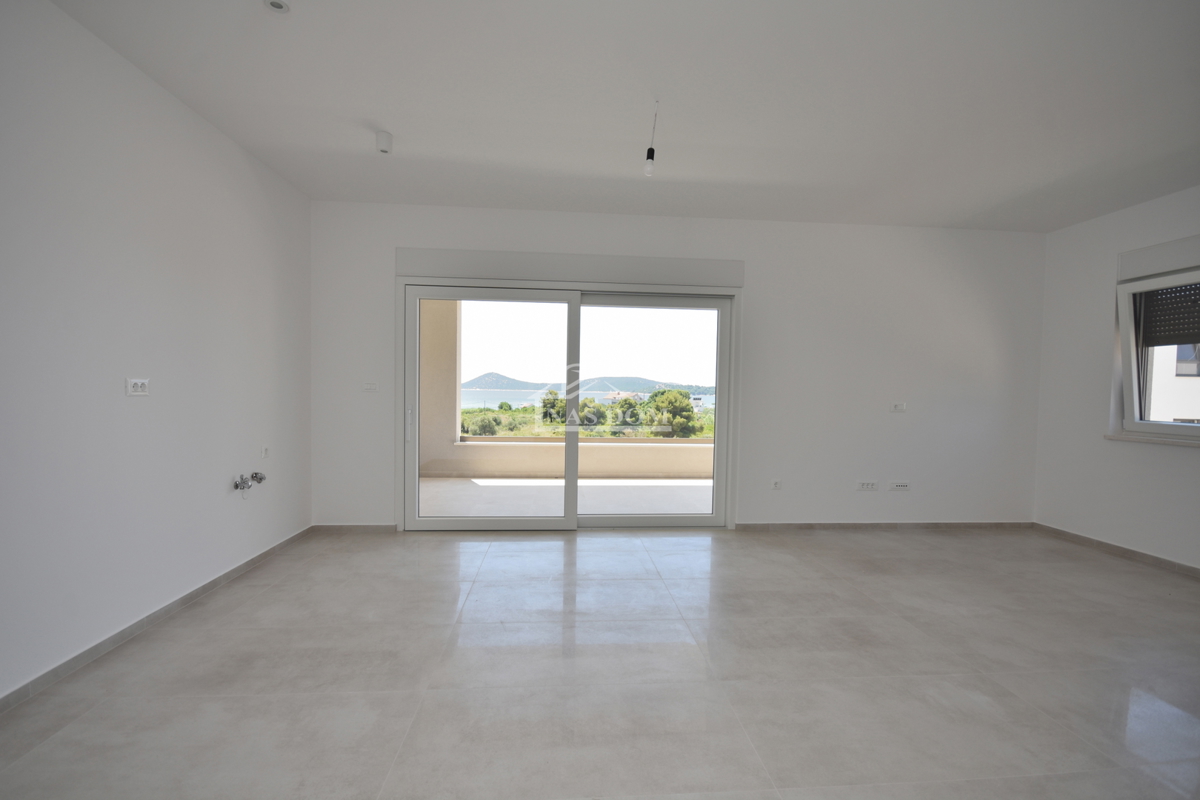 Vodice - Stanovanje S3 v prvem nadstropju z razgledom na morje, 300 m od plaže