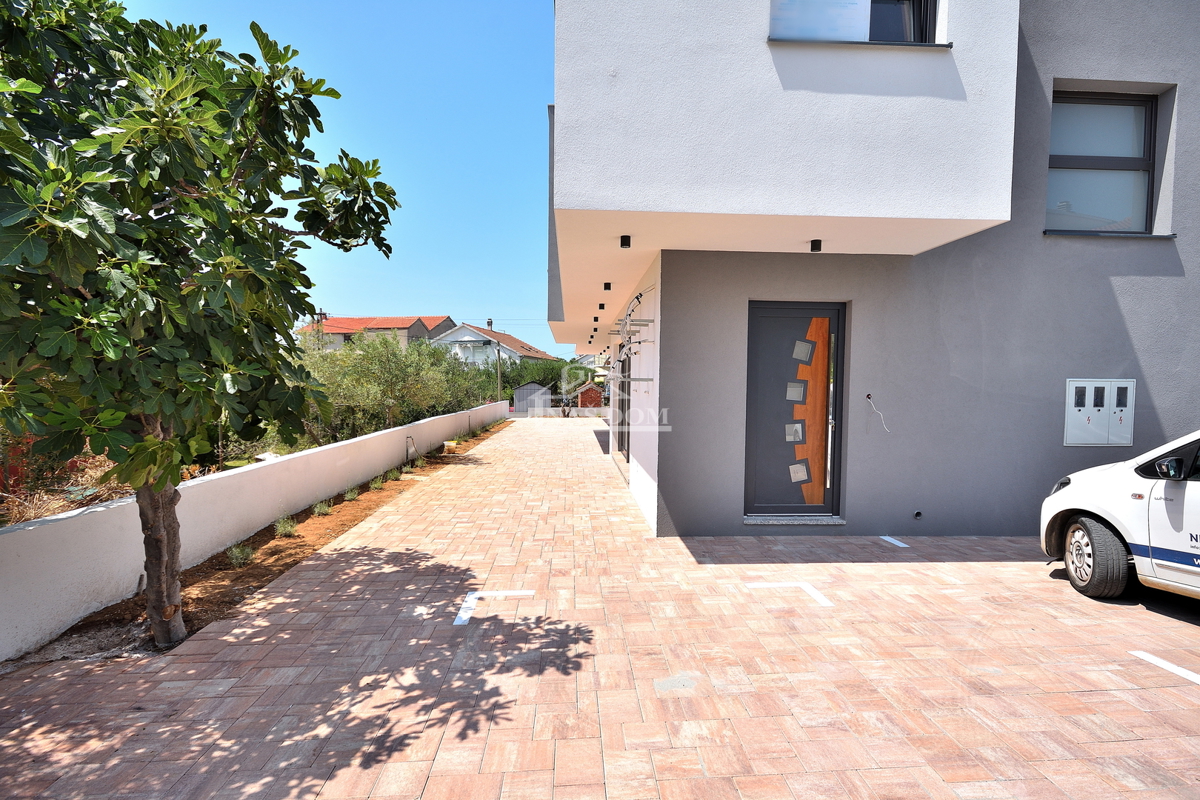 VODICE - ODLIČNA LOKACIJA *NOVOGRADNJA* S1 hiša, 150 m od plaže