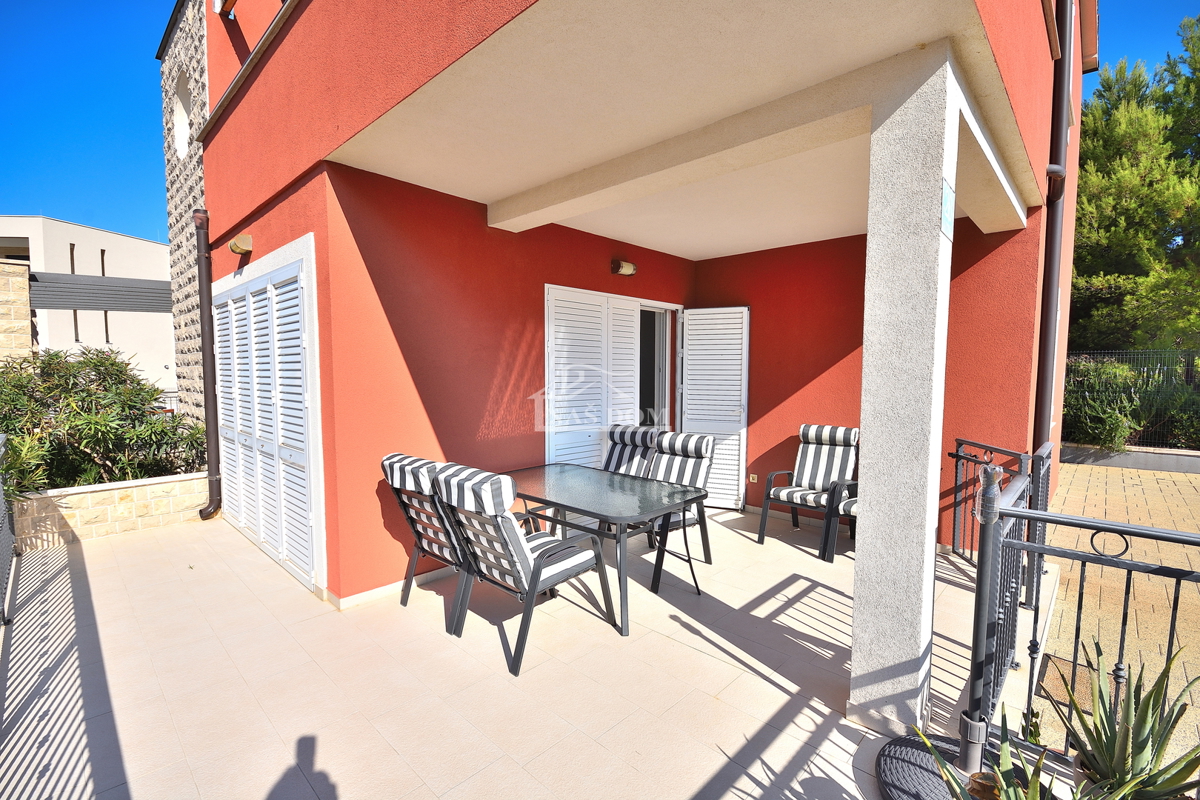 TRIBUNJ - hiša z razgledom na morje, 400 m od plaže