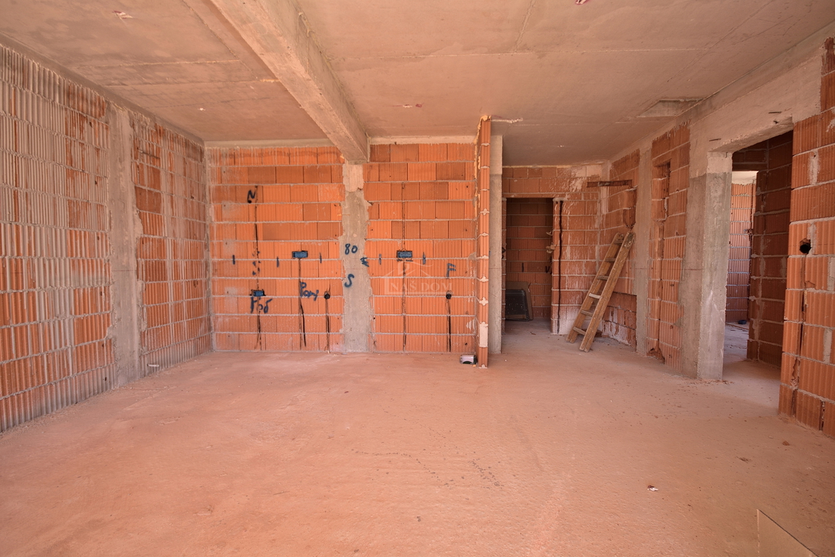 Vodice - *NOVOGRADNJA* enosobno stanovanje s vrtom, pogled na morje