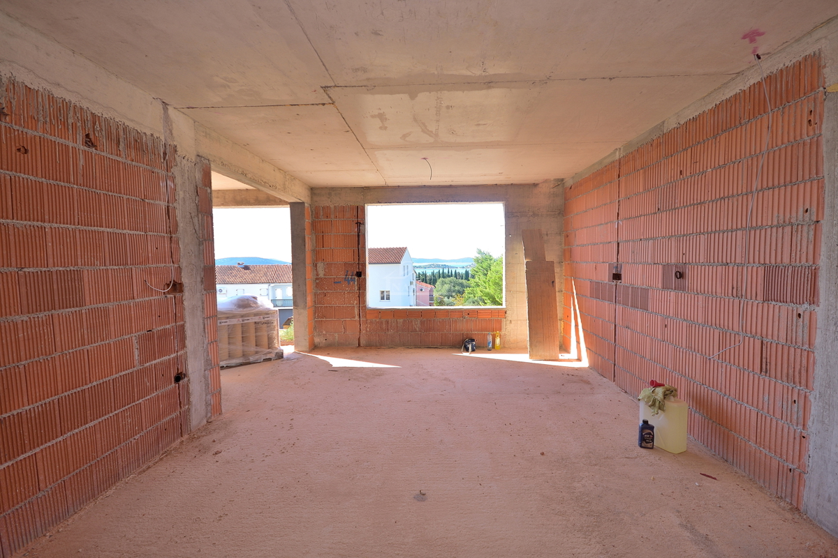 Vodice - *NOVOGRADNJA* enosobno stanovanje s vrtom, pogled na morje