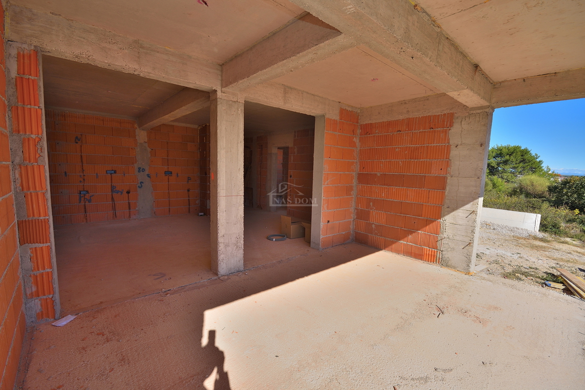 Vodice - *NOVOGRADNJA* enosobno stanovanje s vrtom, pogled na morje