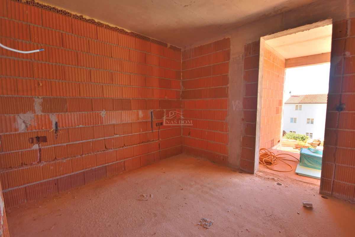 Vodice - *NOVOGRADNJA* enosobno stanovanje s vrtom, pogled na morje