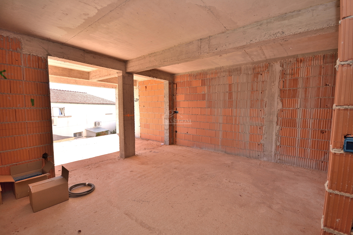 Vodice - *NOVOGRADNJA* enosobno stanovanje s vrtom, pogled na morje