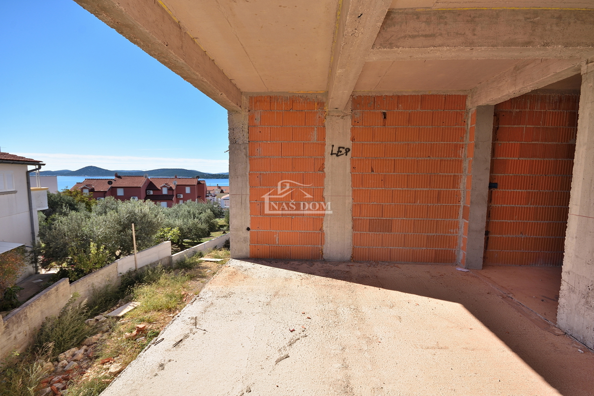 Vodice - *NOVOGRADNJA* enosobno stanovanje s vrtom, pogled na morje