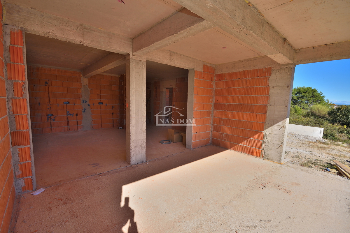 Vodice - *NOVOGRADNJA* enosobno stanovanje s vrtom, pogled na morje