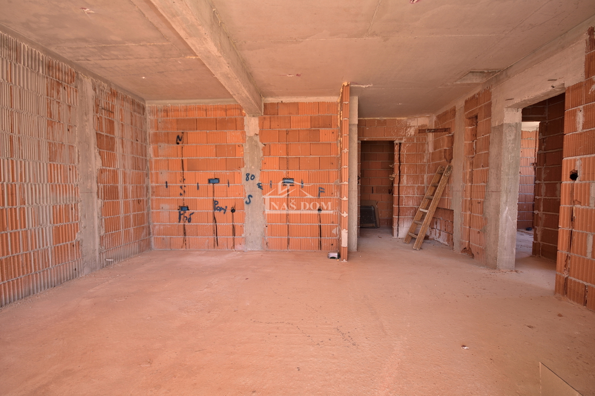 Vodice - *NOVOGRADNJA* enosobno stanovanje s vrtom, pogled na morje