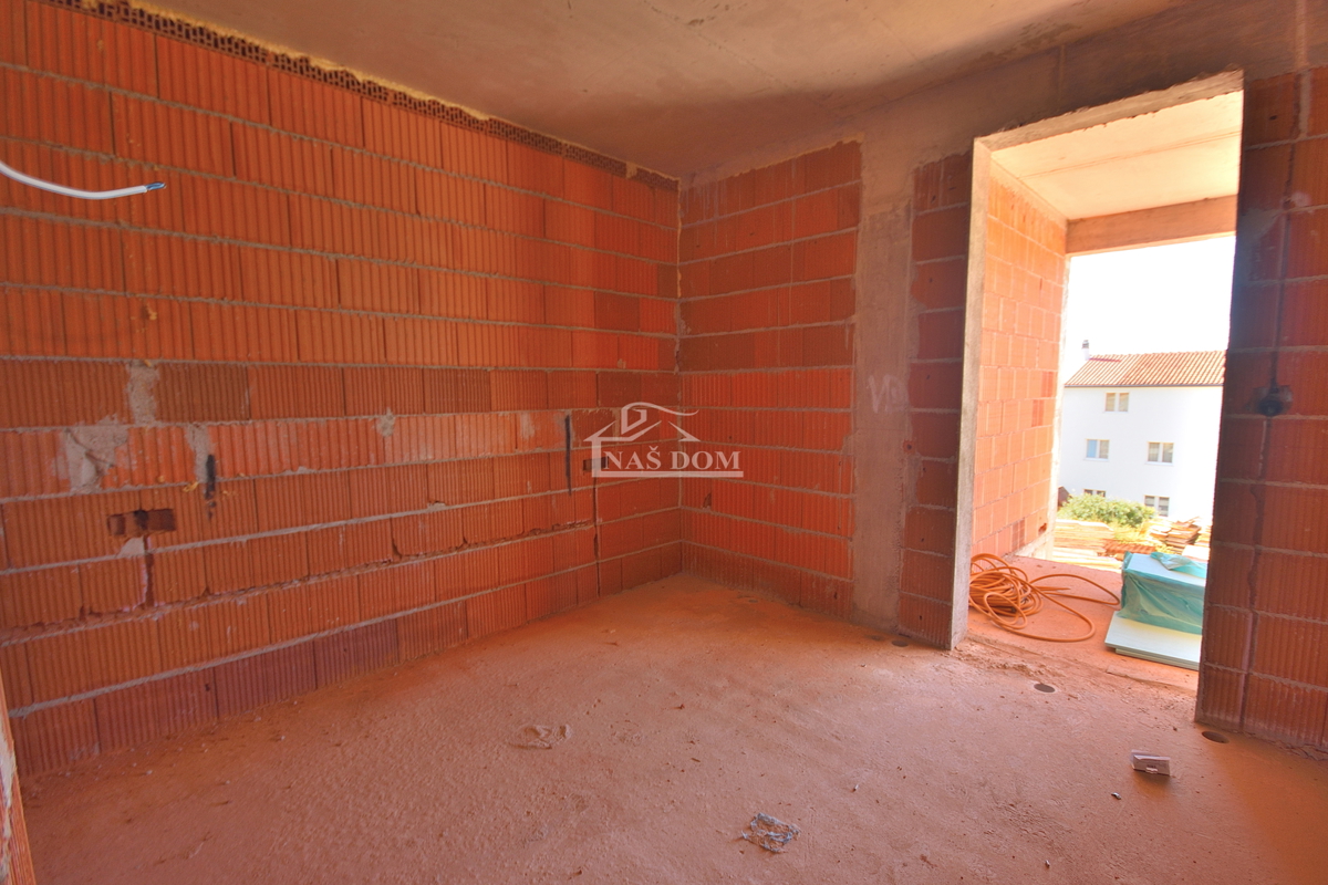 Vodice - *NOVOGRADNJA* enosobno stanovanje s vrtom, pogled na morje