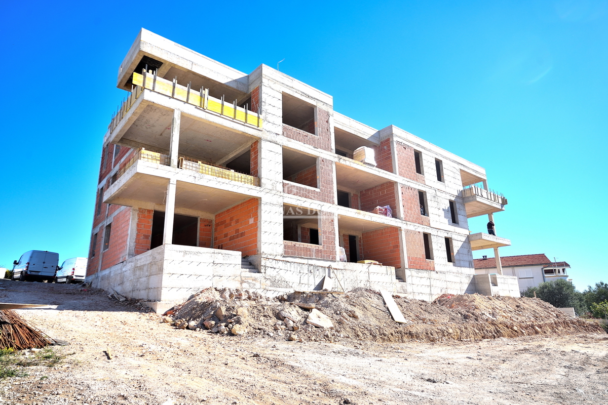 Vodice - *NOVOGRADNJA* enosobno stanovanje s vrtom, pogled na morje