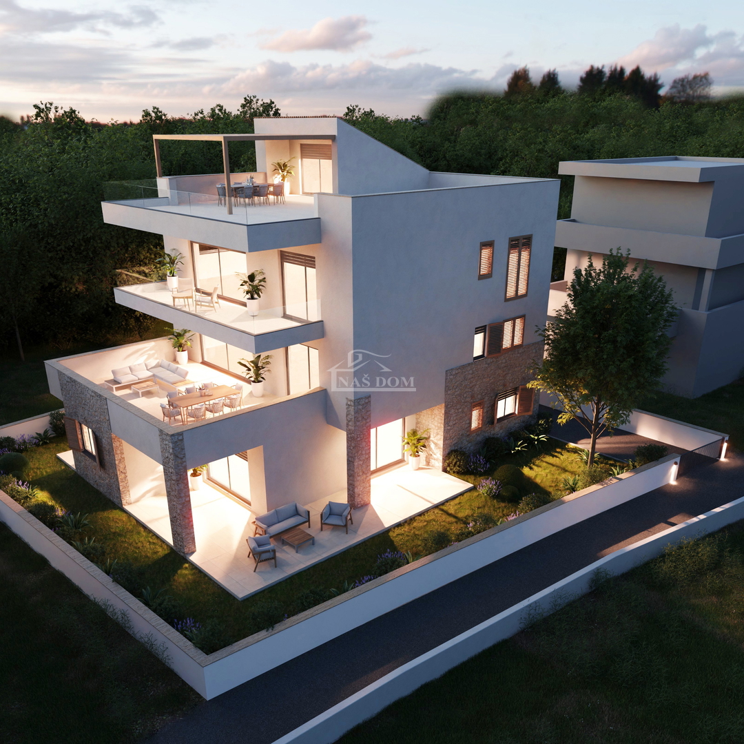 VODICE – GRADBENO ZEMLJIŠČE 748 m² S PRAVNOMOČNIM GRADBENO DOVOLJENJEM, ODLIČNA LOKACIJA!