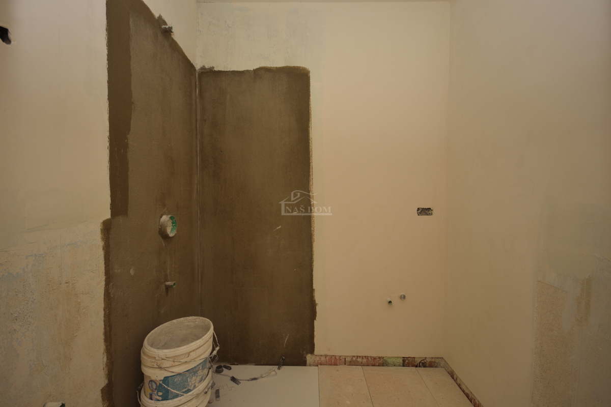 Vodice - Luksuzno stanovanje S1 v pritličju z vrtom, pogled na morje