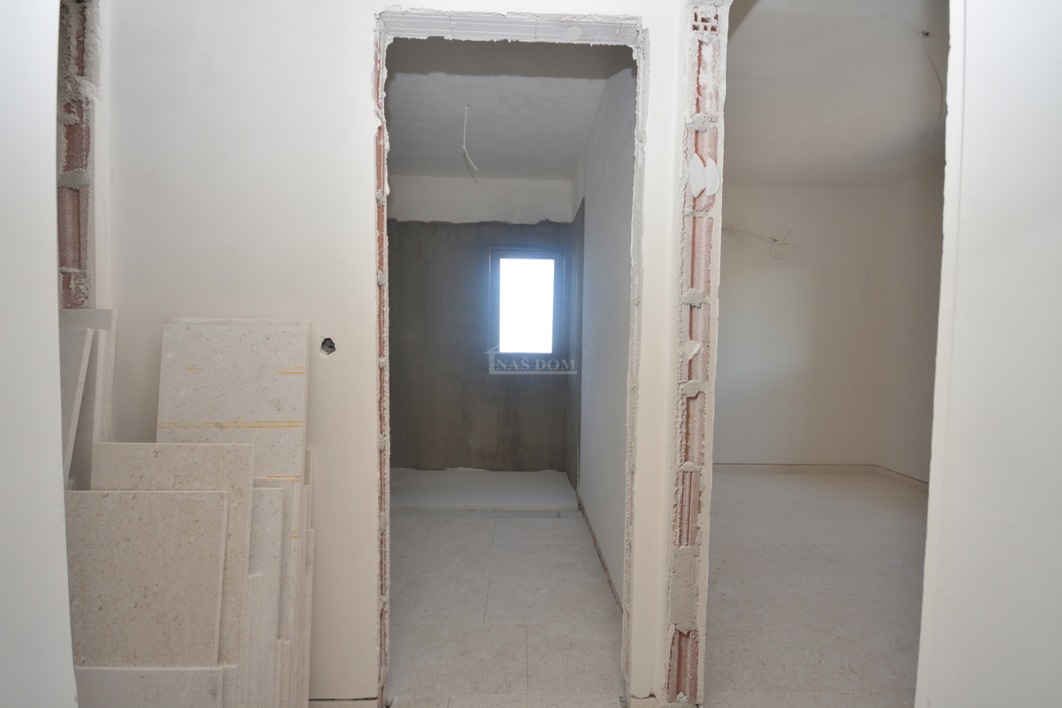 Vodice - Luksuzno stanovanje S1 v pritličju z vrtom, pogled na morje