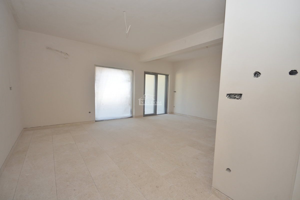 Vodice - Luksuzno stanovanje S1 v pritličju z vrtom, pogled na morje