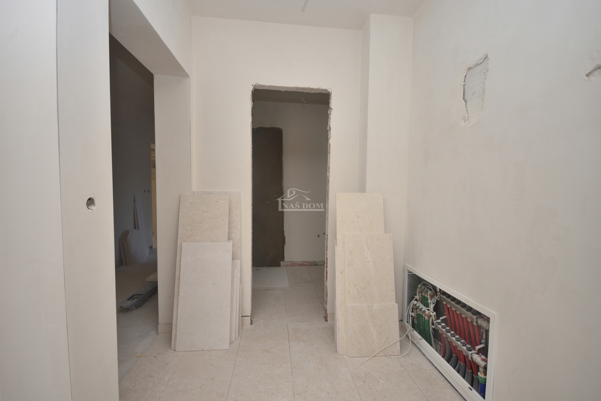 Vodice - Luksuzno stanovanje S1 v pritličju z vrtom, pogled na morje