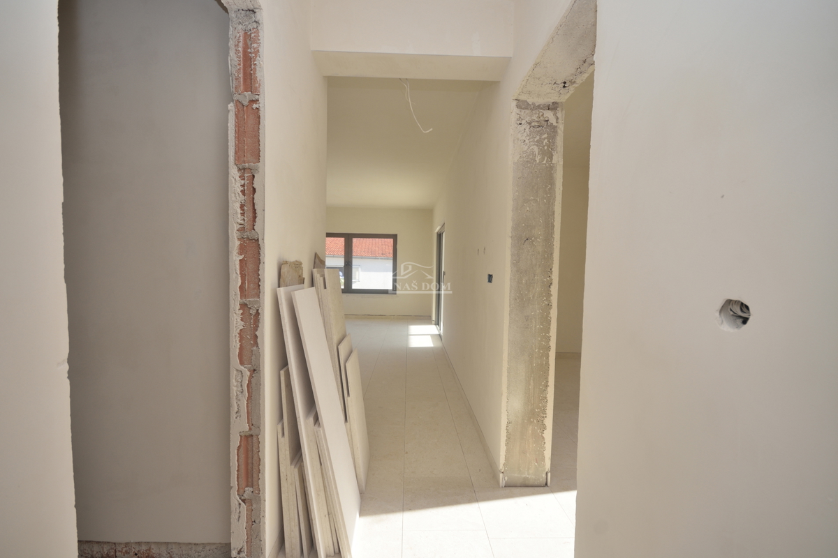 Vodice - Luksuzno stanovanje S2 v pritličju z vrtom, pogled na morje