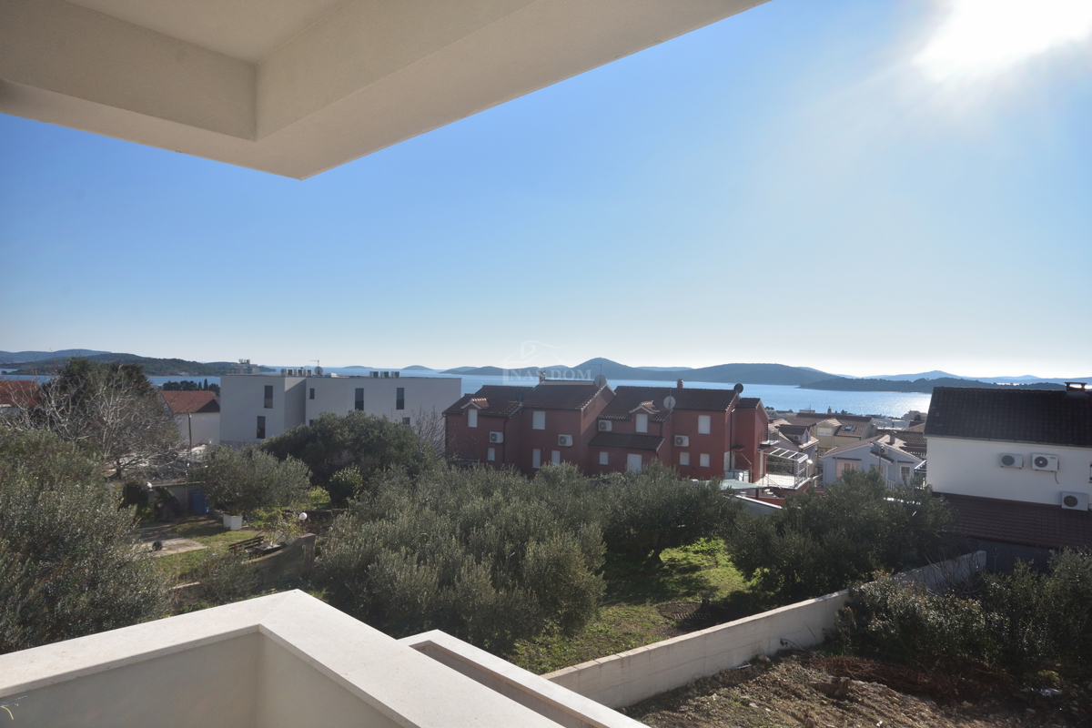 Vodice - Luksuzno stanovanje S2 v pritličju z vrtom, pogled na morje